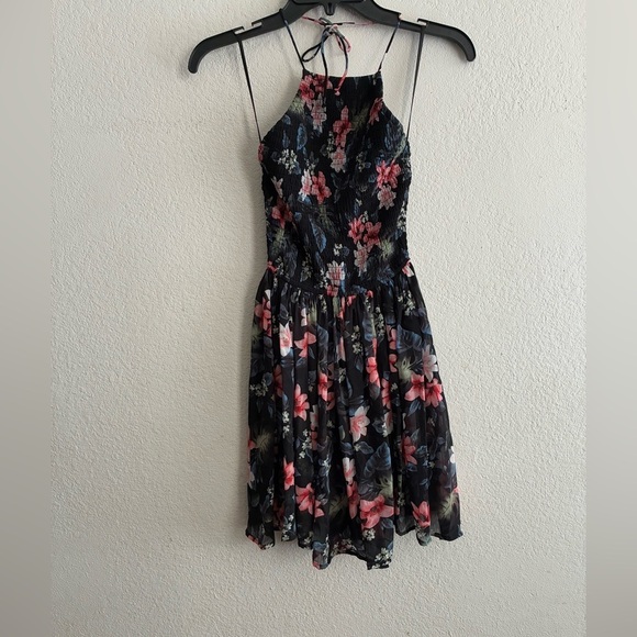 🆕Hollister Black Floral Halter Dress SX🆕 - Picture 4 of 13